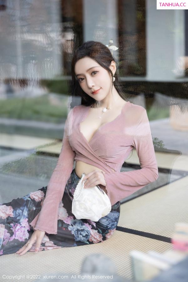 王馨瑶  [XiuRen]高清写真图 2022.12.12 No.5985 王馨瑶yanni 美腿长裙第9张图片